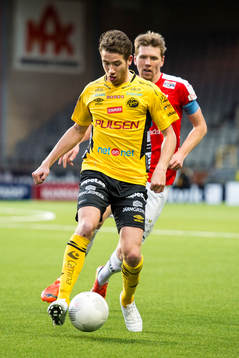 Elfsborgs Marcus Rohdén med Kalmars David Elm i bakgrunden