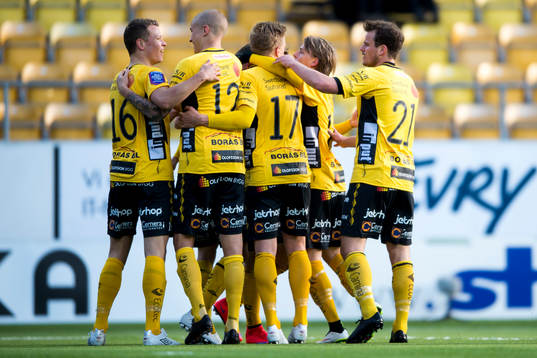 Elfsborgs Viktor Claesson (vänster i bild) jublar