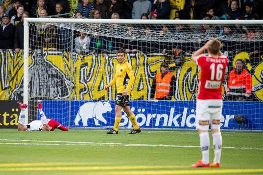 Kalmars Pär Ericsson (liggandes) och David Elm deppar