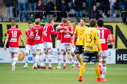 Kalmars David Elm (mitt i bild) jublar med övriga Kalmars