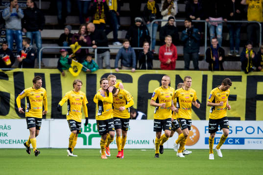 Elfsborgs Arber Zeneli (mitt i bild) klappas om av Adam