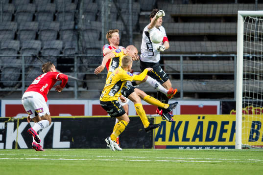 Kalmars David Elm hamnar i kläm vid kamp i Elfsborgs