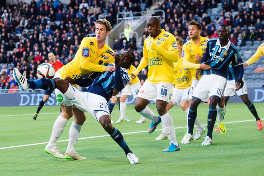 Falkenbergs Adam Eriksson och Djurgårdens Nyasha Mushekwi