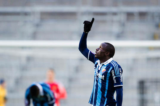 Djurgårdens Nyasha Mushekwi gör 1-0 och tackar gud