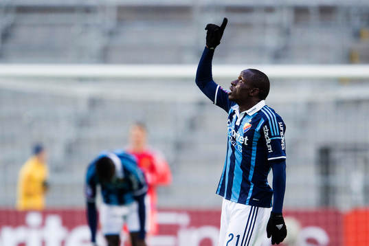 Djurgårdens Nyasha Mushekwi gör 1-0 och tackar gud