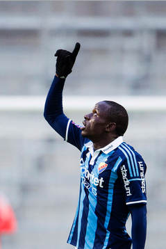 Djurgårdens Nyasha Mushekwi gör 1-0 och tackar gud