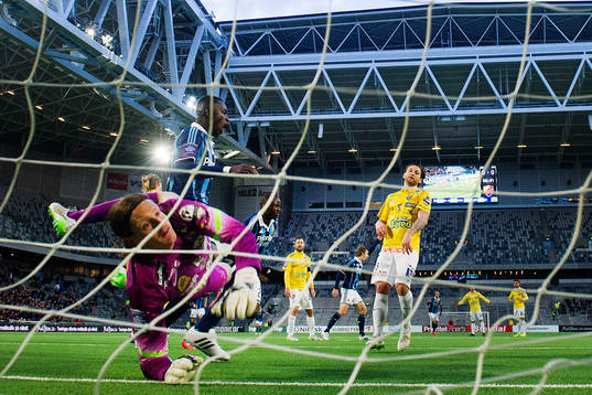 Djurgårdens Omar Colley och Sam Johnson jublar