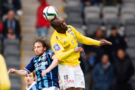 Djurgårdens Kevin Walker och Falkenbergs Hakeem Araba