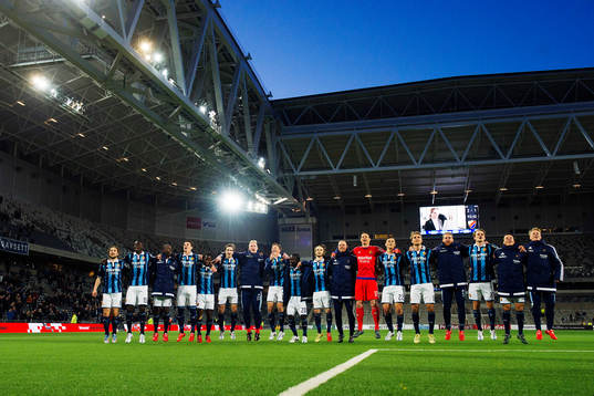 Djurgårdens spelare håller om varandra och jublar