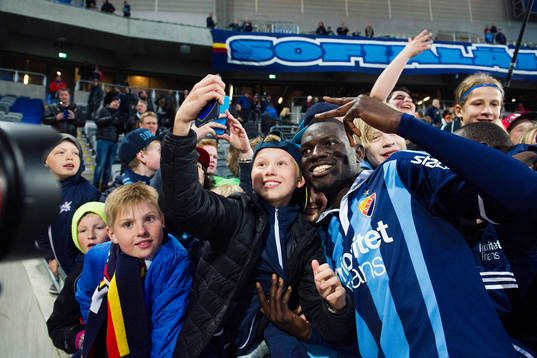 Djurgårdens Omar Colley tar en selfie med publiken