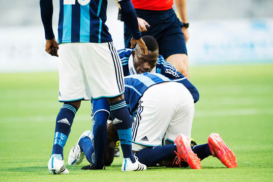 Djurgårdens Omar Colley klappar om Djurgårdens Nyasha