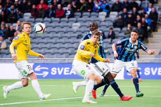 Falkenbergs Dan Keat och Daniel Johansson i en duell mot
