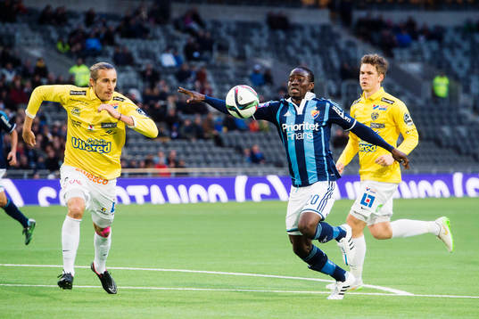 Falkenbergs Tobias Carlsson och Djurgårdens Sam Johnson i