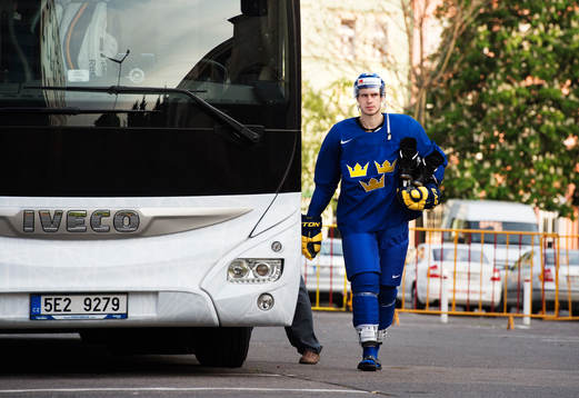 Oliver Ekman Larsson vid lagets spelarbuss