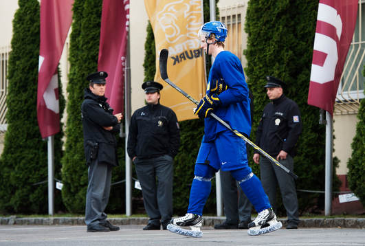 John Klingberg lämnar Sveriges ishockeylandslags träning