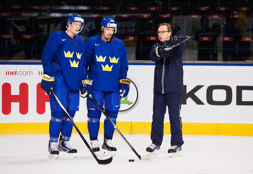 Loui Eriksson och Anton Lander i samtal med förbundskapten
