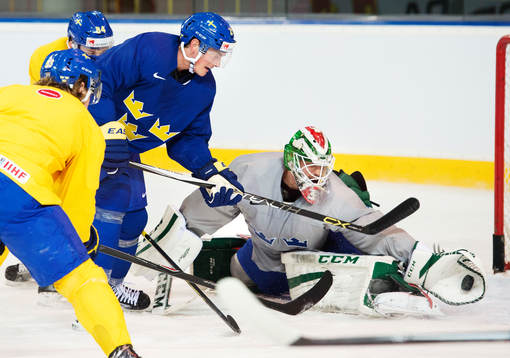 Loui Eriksson oroar framför målvakten Anders Nilsson