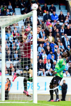 Malmö FFs Markus Rosenberg och Halmstads målvakt Stojan