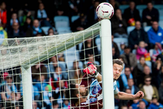 Malmö FFs Markus Rosenberg nickar precis över ribban