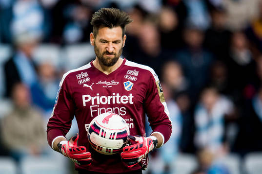Halmstads målvakt Stojan Lukic deppar