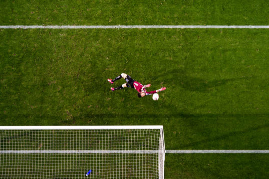 Malmö FFs Jo Inge Berget (ej i bild) skjuter in 3-1 bakom