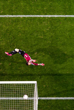 Malmö FFs Jo Inge Berget (ej i bild) skjuter in 3-1 bakom