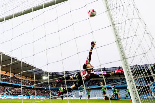 Malmö FFs Jo Inge Berget skjuter in 3-1 bakom Halmstads