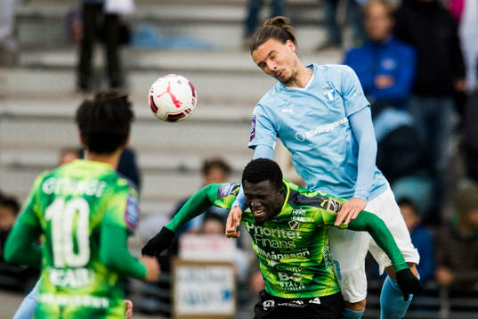 Halmstads Kwame Karikari och Malmö FFs Erik Johansson