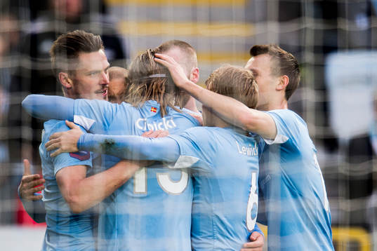 Malmö FFs spelare med Markus Rosenberg (tv) jublar