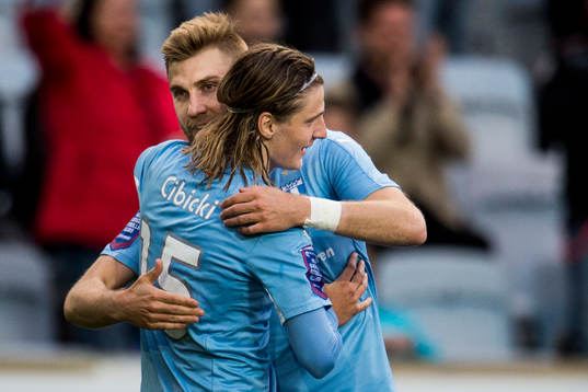 Malmö FFs Pawel Cibicki kramas om av Rasmus Bengtsson