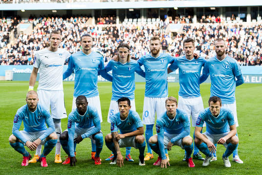 Malmö FFs spelare ställer upp för en lagbild, övre