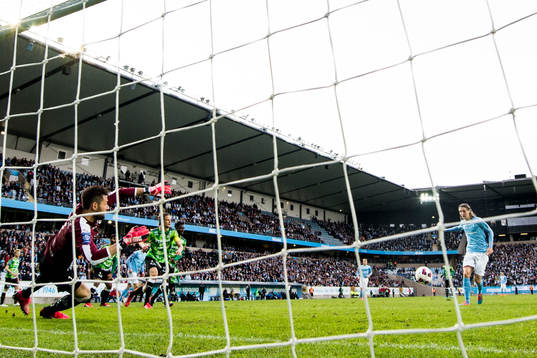 Malmö FFs Pawel Cibicki (th) gör 1-0 bakom Halmstads