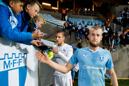 Malmö FFs målvakt Robin Olsen och Filip Helander tackar
