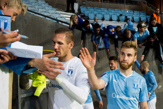 Malmö FFs målvakt Robin Olsen och Rasmus Bengtsson tackar