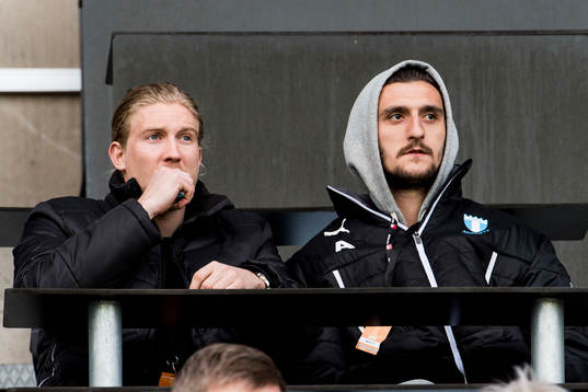 Malmö FFs Simon Kroon och Agon Mehmeti på läktaren