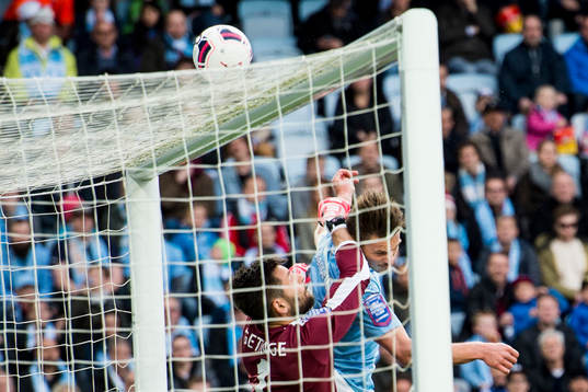 Malmö FFs Markus Rosenberg nickar precis över ribban