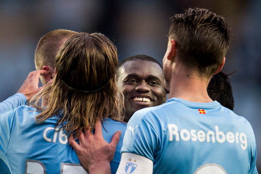 Malmö FFs spelare med Enock Kofi Adu (m) jublar