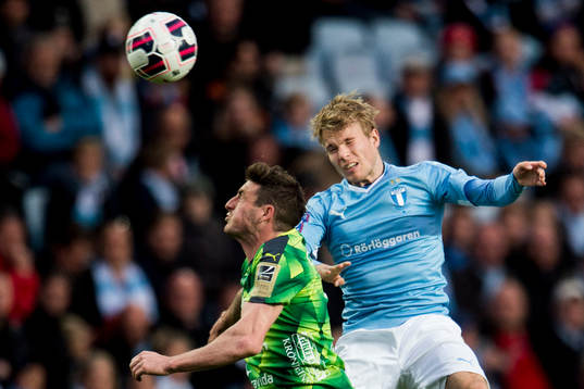 Malmö FFs Oscar Lewicki och Halmstads James Keene