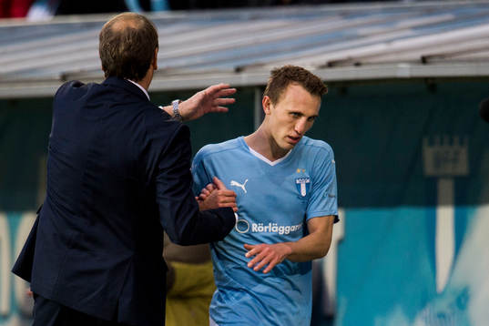 Malmö FFs tränare Åge Hareide klappar om Magnus Wolff