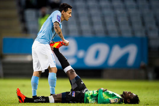Malmö FFs Victor Yoshimar Yotun Flores hjälper Halmstads