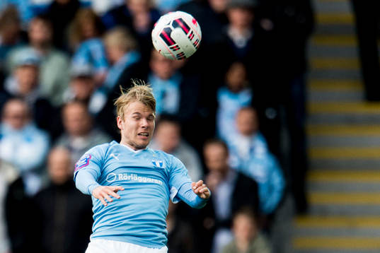 Malmö FFs Oscar Lewicki nickar bollen