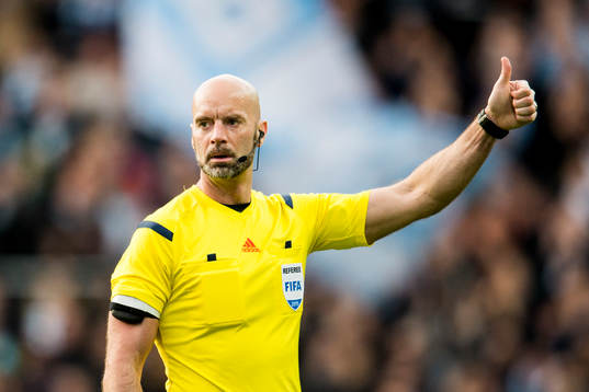 Domare Stefan Johannesson gör tummen upp