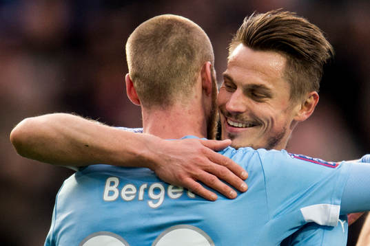 Malmö FFs Jo Inge Berget kramas om av Markus Rosenberg