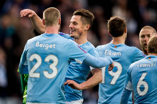 Malmö FFs Jo Inge Berget kramas om av Markus Rosenberg