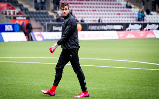 Hammarbys målvakt Tim Markström värmer upp i regnet