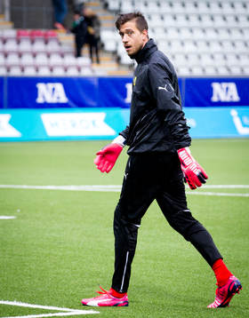 Hammarbys målvakt Tim Markström värmer upp i regnet