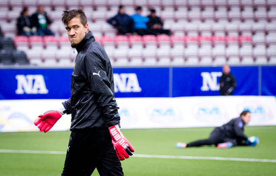 Hammarbys målvakt Tim Markström värmer upp i regnet