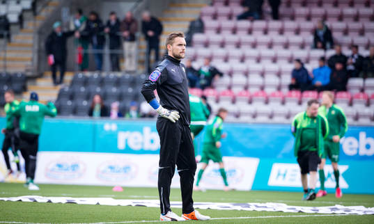 Örebros målvakt Oscar Jansson är petad mot matchen mot