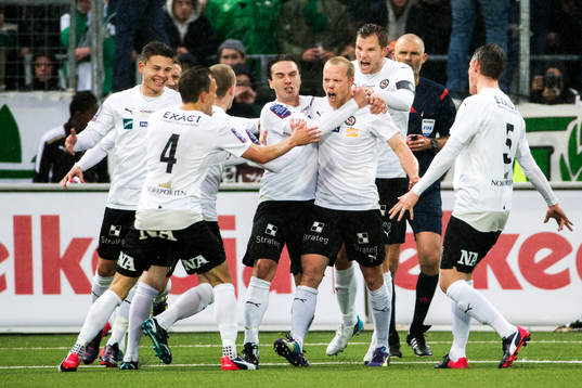 Örebros Patrik Haginge jublar med lagkamraterna