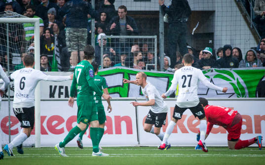 Örebros Patrik Haginge gör 1-0 och jublar